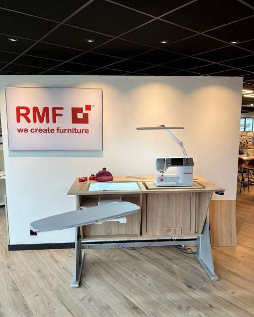 RMF in Belgien 🇧🇪❤️
Zum Event bei Mertens bei Gent in Belgien waren 50 Lehrerinnen eingeladen.☺️
Diese wurden von den Lieferantenpartnern, wie RMF, Brother, Bernina, Schmetz, Babylock über deren Produkte geschult und informiert. 
Ein tolles Beisammensein mit einem leckeren Barbecue. 🍽️
Tolle Gespräche in viele Sprachen. 
Wir überreichten noch ein Gastgeschenk. 
Vielen lieben Dank an Mertens für die Freundschaftliche Aufnahme. 
Mertens hat seine Verkaufsfläche in den letzten Jahren mehr als verdoppelt.☺️ 
#rmf #mertens #belgien #deutschland #brother #bernina #sewing #nähmöbel